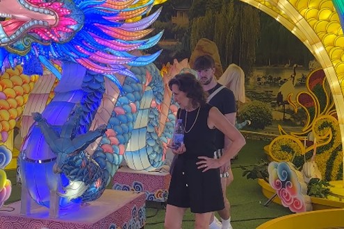 Customers visit the exhibition hall Customers visit the exhibition hall