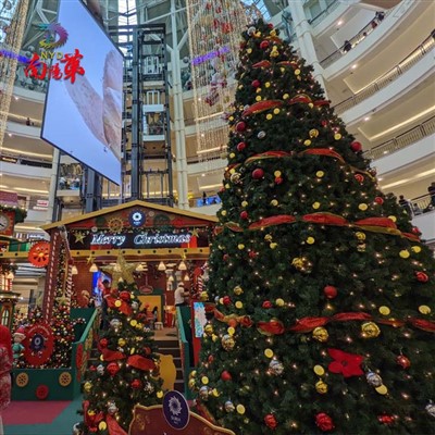 Pohon natal menara raksasa